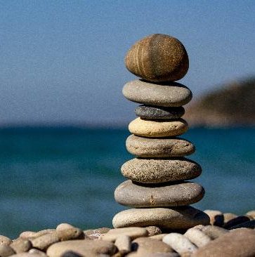Pietre impilate in equilibrio su una spiaggia